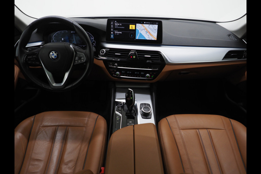 BMW 5 Serie Touring 520e | Panoramadak | LED Grille | Trekhaak | Leder | HUD | 360 | Dodehoek | Sfeerlicht | Memory | Carplay