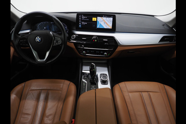BMW 5 Serie Touring 520e | Panoramadak | LED Grille | Trekhaak | Leder | HUD | 360 | Dodehoek | Sfeerlicht | Memory | Carplay