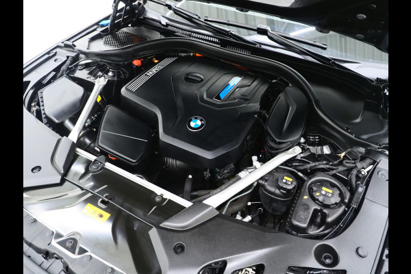 BMW 5 Serie Touring 520e | Panoramadak | LED Grille | Trekhaak | Leder | HUD | 360 | Dodehoek | Sfeerlicht | Memory | Carplay