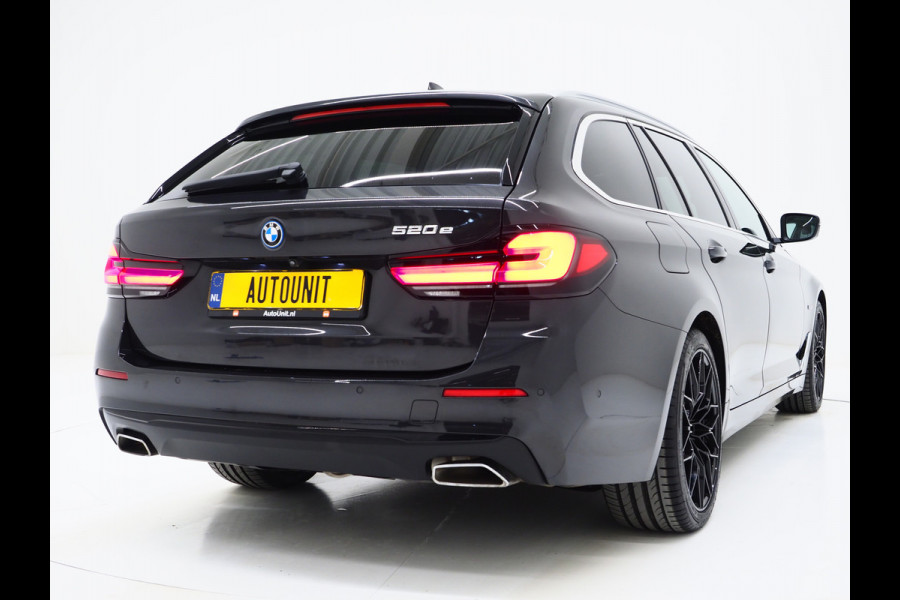 BMW 5 Serie Touring 520e | Panoramadak | LED Grille | Trekhaak | Leder | HUD | 360 | Dodehoek | Sfeerlicht | Memory | Carplay