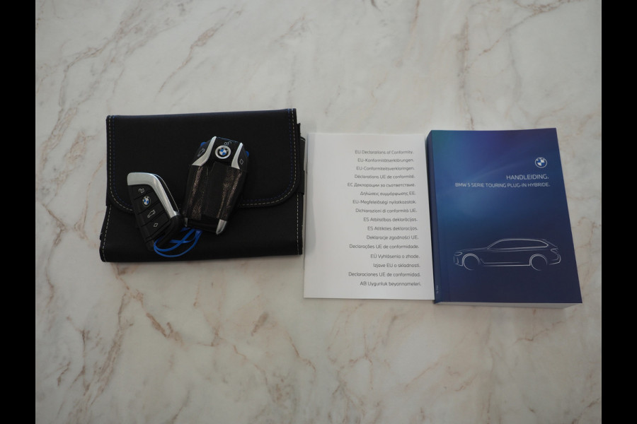 BMW 5 Serie Touring 520e | Panoramadak | LED Grille | Trekhaak | Leder | HUD | 360 | Dodehoek | Sfeerlicht | Memory | Carplay