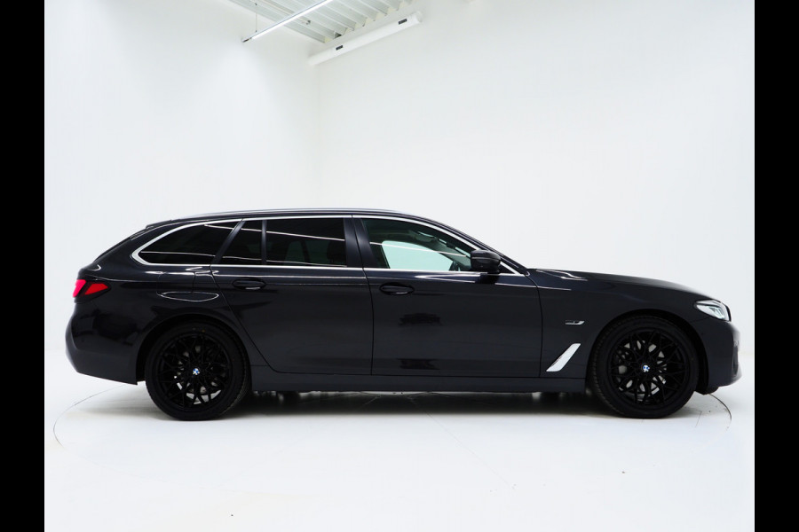 BMW 5 Serie Touring 520e | Panoramadak | LED Grille | Trekhaak | Leder | HUD | 360 | Dodehoek | Sfeerlicht | Memory | Carplay