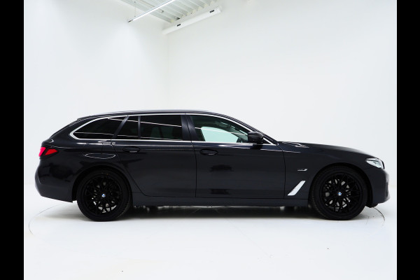 BMW 5 Serie Touring 520e | Panoramadak | LED Grille | Trekhaak | Leder | HUD | 360 | Dodehoek | Sfeerlicht | Memory | Carplay