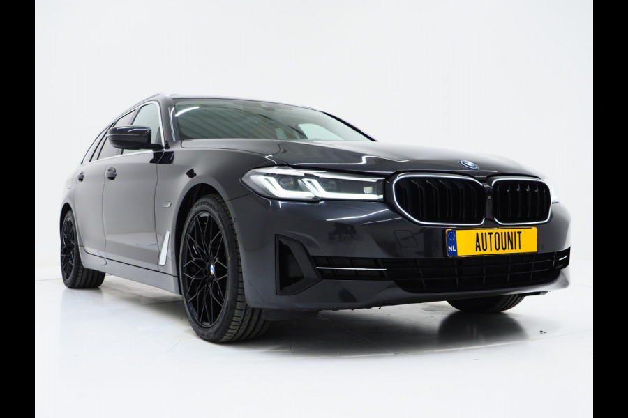 BMW 5 Serie Touring 520e | Panoramadak | LED Grille | Trekhaak | Leder | HUD | 360 | Dodehoek | Sfeerlicht | Memory | Carplay