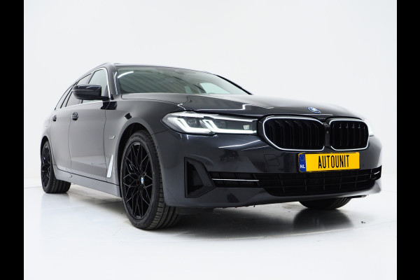BMW 5 Serie Touring 520e | Panoramadak | LED Grille | Trekhaak | Leder | HUD | 360 | Dodehoek | Sfeerlicht | Memory | Carplay