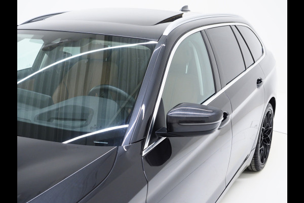 BMW 5 Serie Touring 520e | Panoramadak | LED Grille | Trekhaak | Leder | HUD | 360 | Dodehoek | Sfeerlicht | Memory | Carplay