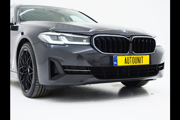 BMW 5 Serie Touring 520e | Panoramadak | LED Grille | Trekhaak | Leder | HUD | 360 | Dodehoek | Sfeerlicht | Memory | Carplay