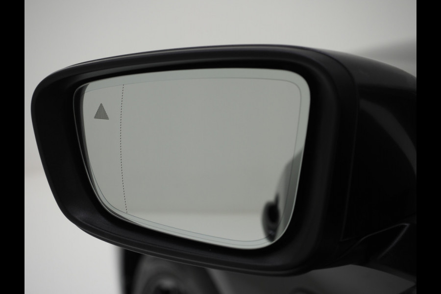 BMW 5 Serie Touring 520e | Panoramadak | LED Grille | Trekhaak | Leder | HUD | 360 | Dodehoek | Sfeerlicht | Memory | Carplay