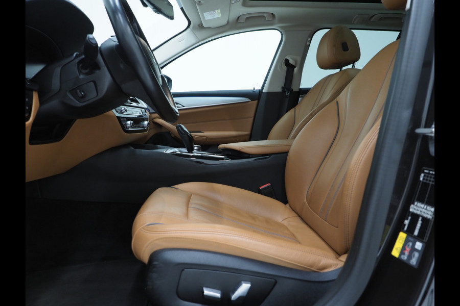 BMW 5 Serie Touring 520e | Panoramadak | LED Grille | Trekhaak | Leder | HUD | 360 | Dodehoek | Sfeerlicht | Memory | Carplay