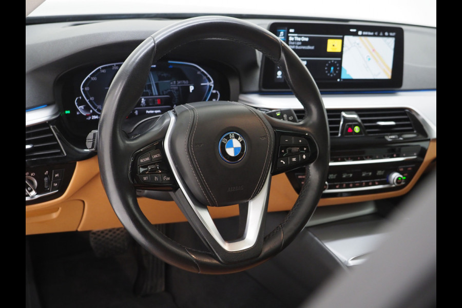BMW 5 Serie Touring 520e | Panoramadak | LED Grille | Trekhaak | Leder | HUD | 360 | Dodehoek | Sfeerlicht | Memory | Carplay