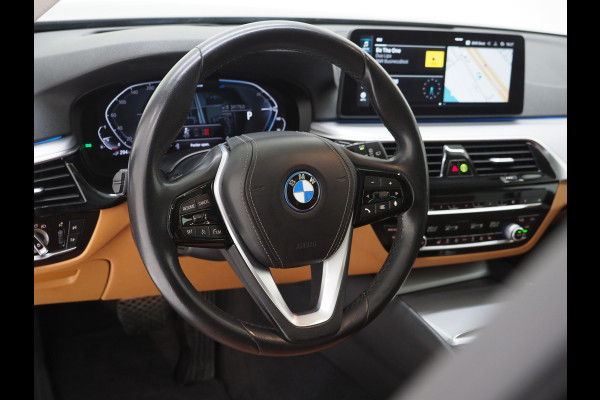 BMW 5 Serie Touring 520e | Panoramadak | LED Grille | Trekhaak | Leder | HUD | 360 | Dodehoek | Sfeerlicht | Memory | Carplay