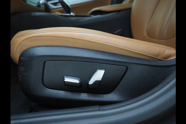 BMW 5 Serie Touring 520e | Panoramadak | LED Grille | Trekhaak | Leder | HUD | 360 | Dodehoek | Sfeerlicht | Memory | Carplay