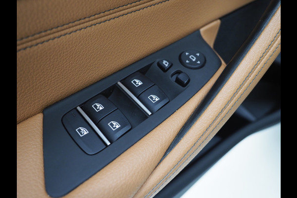 BMW 5 Serie Touring 520e | Panoramadak | LED Grille | Trekhaak | Leder | HUD | 360 | Dodehoek | Sfeerlicht | Memory | Carplay