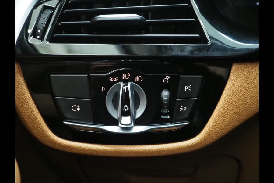 BMW 5 Serie Touring 520e | Panoramadak | LED Grille | Trekhaak | Leder | HUD | 360 | Dodehoek | Sfeerlicht | Memory | Carplay