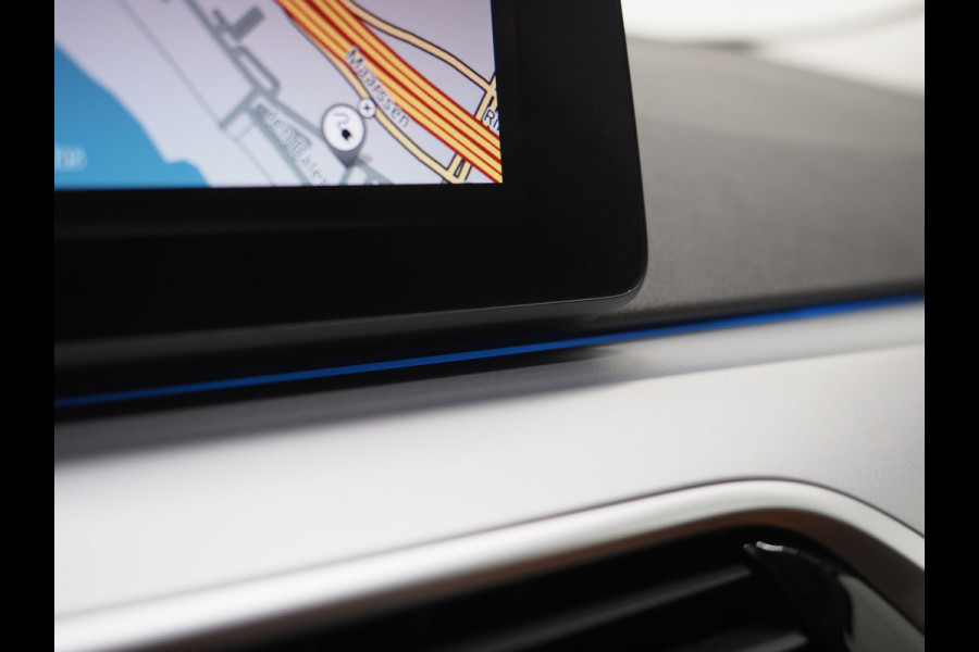 BMW 5 Serie Touring 520e | Panoramadak | LED Grille | Trekhaak | Leder | HUD | 360 | Dodehoek | Sfeerlicht | Memory | Carplay