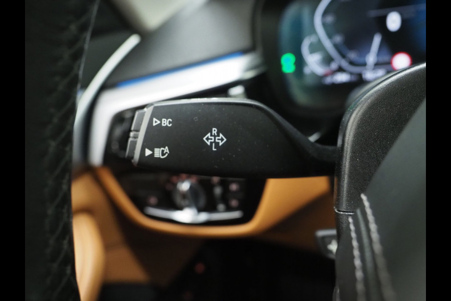 BMW 5 Serie Touring 520e | Panoramadak | LED Grille | Trekhaak | Leder | HUD | 360 | Dodehoek | Sfeerlicht | Memory | Carplay