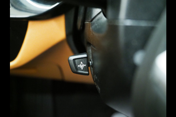 BMW 5 Serie Touring 520e | Panoramadak | LED Grille | Trekhaak | Leder | HUD | 360 | Dodehoek | Sfeerlicht | Memory | Carplay