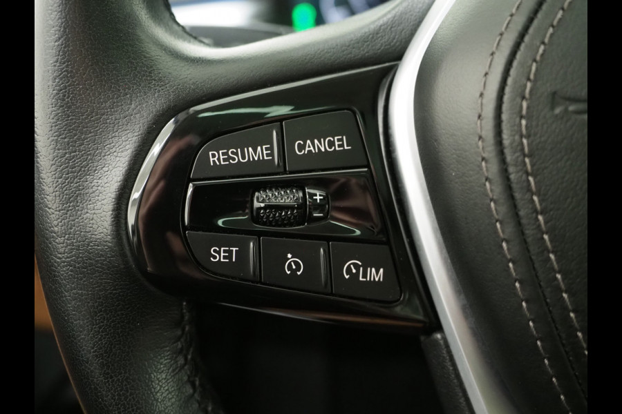 BMW 5 Serie Touring 520e | Panoramadak | LED Grille | Trekhaak | Leder | HUD | 360 | Dodehoek | Sfeerlicht | Memory | Carplay