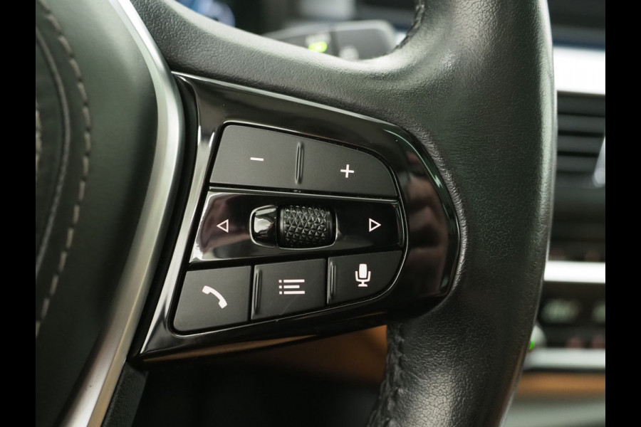 BMW 5 Serie Touring 520e | Panoramadak | LED Grille | Trekhaak | Leder | HUD | 360 | Dodehoek | Sfeerlicht | Memory | Carplay