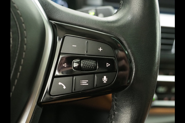 BMW 5 Serie Touring 520e | Panoramadak | LED Grille | Trekhaak | Leder | HUD | 360 | Dodehoek | Sfeerlicht | Memory | Carplay