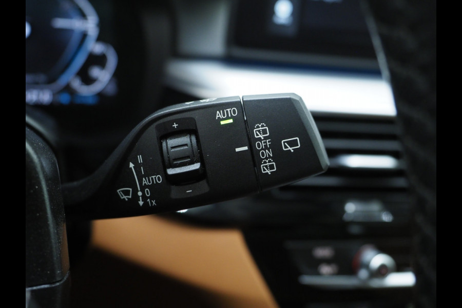 BMW 5 Serie Touring 520e | Panoramadak | LED Grille | Trekhaak | Leder | HUD | 360 | Dodehoek | Sfeerlicht | Memory | Carplay