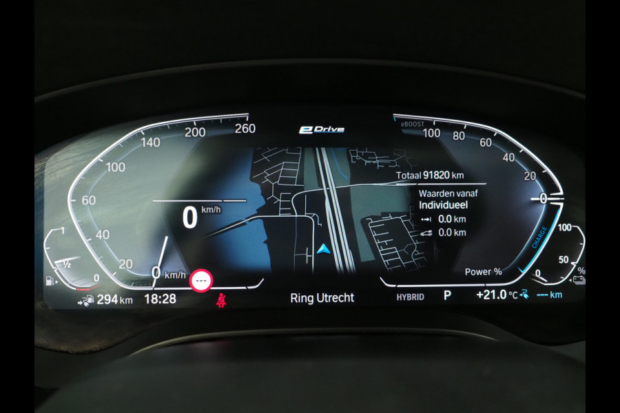 BMW 5 Serie Touring 520e | Panoramadak | LED Grille | Trekhaak | Leder | HUD | 360 | Dodehoek | Sfeerlicht | Memory | Carplay