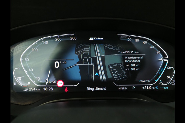 BMW 5 Serie Touring 520e | Panoramadak | LED Grille | Trekhaak | Leder | HUD | 360 | Dodehoek | Sfeerlicht | Memory | Carplay