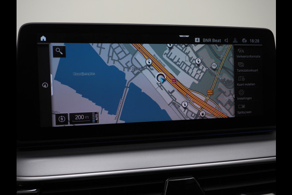 BMW 5 Serie Touring 520e | Panoramadak | LED Grille | Trekhaak | Leder | HUD | 360 | Dodehoek | Sfeerlicht | Memory | Carplay