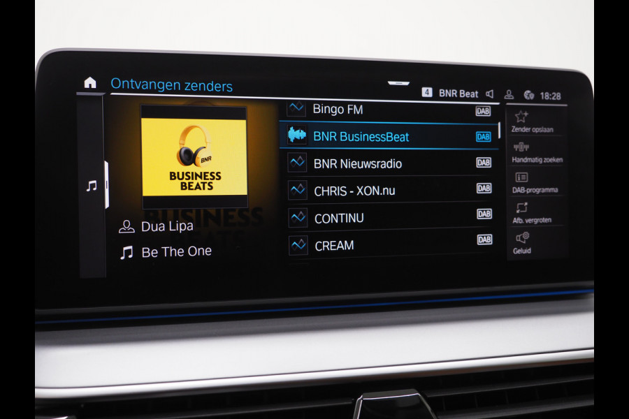 BMW 5 Serie Touring 520e | Panoramadak | LED Grille | Trekhaak | Leder | HUD | 360 | Dodehoek | Sfeerlicht | Memory | Carplay