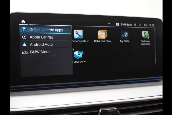 BMW 5 Serie Touring 520e | Panoramadak | LED Grille | Trekhaak | Leder | HUD | 360 | Dodehoek | Sfeerlicht | Memory | Carplay