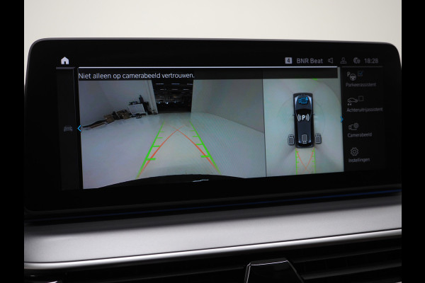 BMW 5 Serie Touring 520e | Panoramadak | LED Grille | Trekhaak | Leder | HUD | 360 | Dodehoek | Sfeerlicht | Memory | Carplay