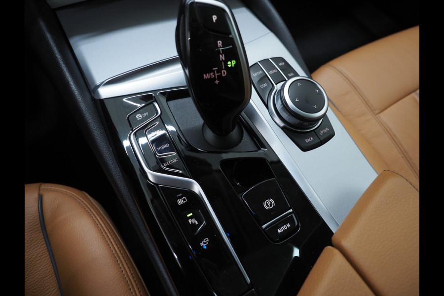 BMW 5 Serie Touring 520e | Panoramadak | LED Grille | Trekhaak | Leder | HUD | 360 | Dodehoek | Sfeerlicht | Memory | Carplay