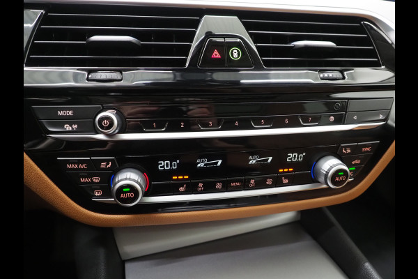 BMW 5 Serie Touring 520e | Panoramadak | LED Grille | Trekhaak | Leder | HUD | 360 | Dodehoek | Sfeerlicht | Memory | Carplay