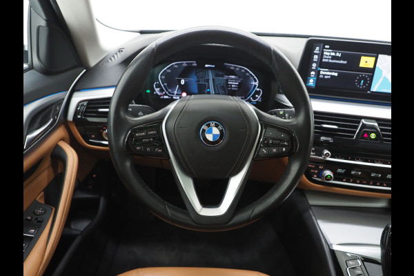 BMW 5 Serie Touring 520e | Panoramadak | LED Grille | Trekhaak | Leder | HUD | 360 | Dodehoek | Sfeerlicht | Memory | Carplay