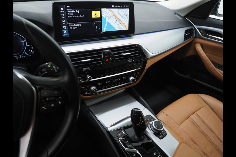 BMW 5 Serie Touring 520e | Panoramadak | LED Grille | Trekhaak | Leder | HUD | 360 | Dodehoek | Sfeerlicht | Memory | Carplay