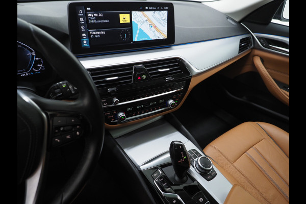 BMW 5 Serie Touring 520e | Panoramadak | LED Grille | Trekhaak | Leder | HUD | 360 | Dodehoek | Sfeerlicht | Memory | Carplay
