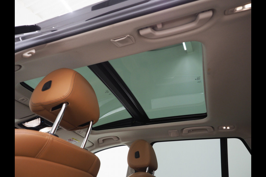 BMW 5 Serie Touring 520e | Panoramadak | LED Grille | Trekhaak | Leder | HUD | 360 | Dodehoek | Sfeerlicht | Memory | Carplay