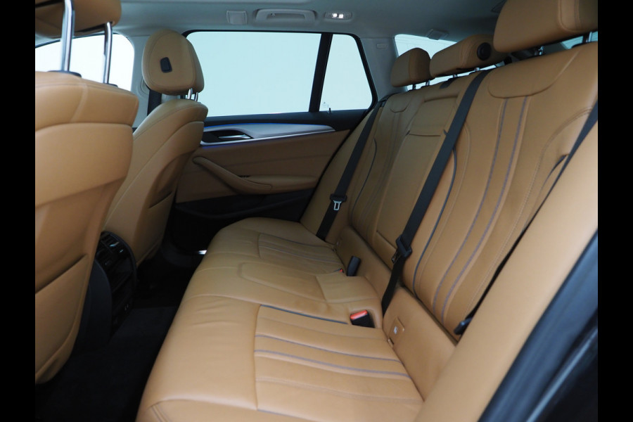 BMW 5 Serie Touring 520e | Panoramadak | LED Grille | Trekhaak | Leder | HUD | 360 | Dodehoek | Sfeerlicht | Memory | Carplay
