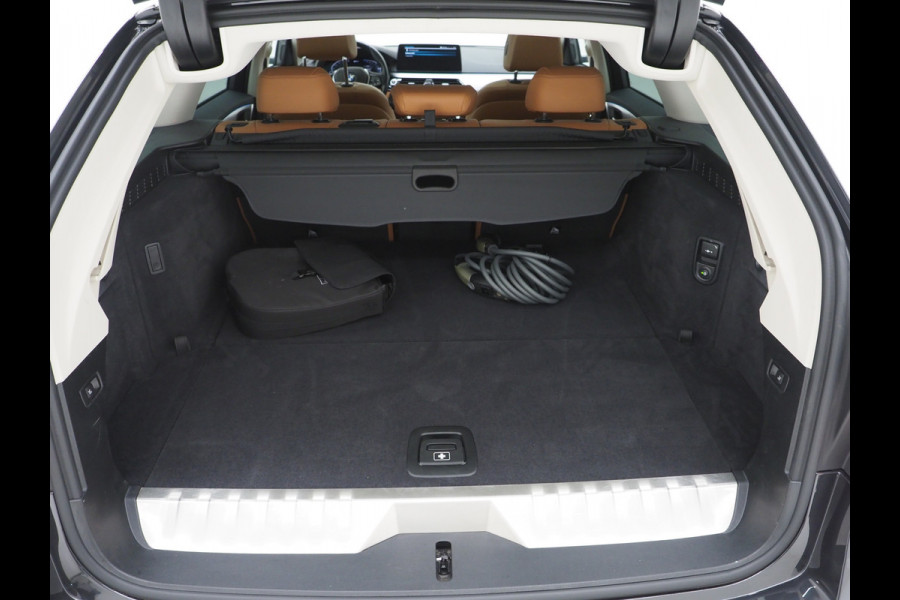 BMW 5 Serie Touring 520e | Panoramadak | LED Grille | Trekhaak | Leder | HUD | 360 | Dodehoek | Sfeerlicht | Memory | Carplay