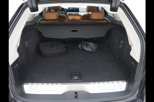 BMW 5 Serie Touring 520e | Panoramadak | LED Grille | Trekhaak | Leder | HUD | 360 | Dodehoek | Sfeerlicht | Memory | Carplay