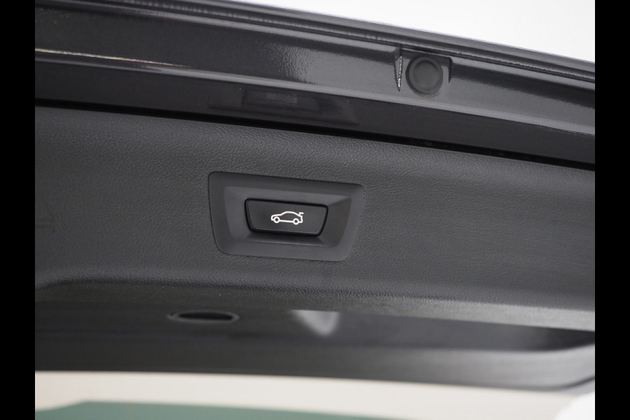 BMW 5 Serie Touring 520e | Panoramadak | LED Grille | Trekhaak | Leder | HUD | 360 | Dodehoek | Sfeerlicht | Memory | Carplay