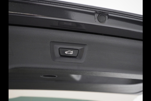 BMW 5 Serie Touring 520e | Panoramadak | LED Grille | Trekhaak | Leder | HUD | 360 | Dodehoek | Sfeerlicht | Memory | Carplay