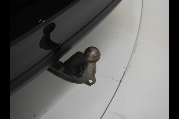 BMW 5 Serie Touring 520e | Panoramadak | LED Grille | Trekhaak | Leder | HUD | 360 | Dodehoek | Sfeerlicht | Memory | Carplay