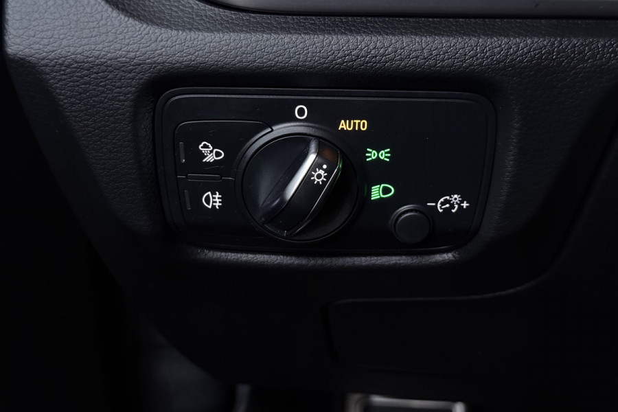 Audi A3 Limousine 35 TFSI CoD Advance Sport Automaat (VIRTUAL COCKPIT, STOELVERWARMING, ADAPTIVE CRUISE, PARKEERSENSOREN)
