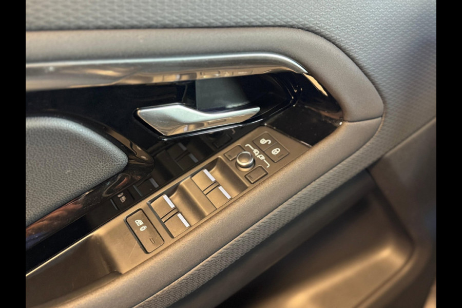 Land Rover Range Rover Evoque 2.0 P200 AWD R-Dynamic / Pano / Stoel-stuurverwarming / Leer / Camera / Virtual