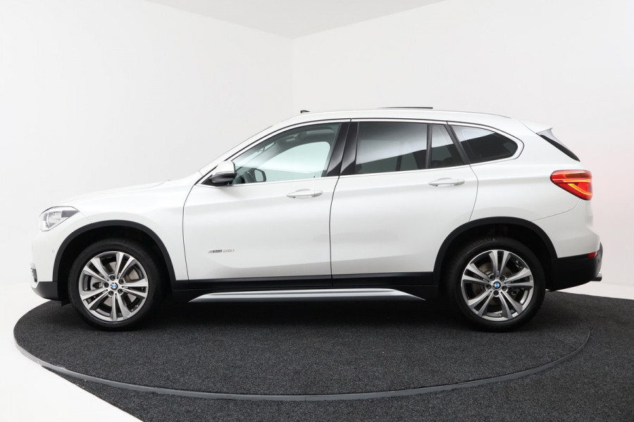 BMW X1 SDrive20i High Executive (PANORAMADAK, HARMAN/KARDON, GROOT-NAVIGATIE, STOELVERWARMING, DEALER ONDERHOUDEN)