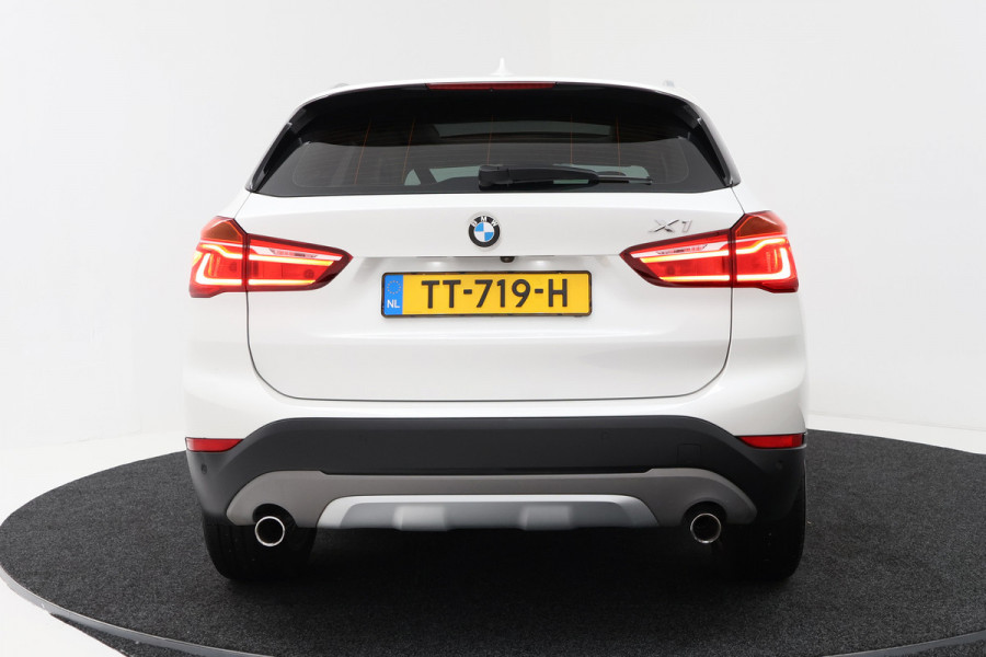 BMW X1 SDrive20i High Executive (PANORAMADAK, HARMAN/KARDON, GROOT-NAVIGATIE, STOELVERWARMING, DEALER ONDERHOUDEN)