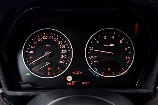 BMW X1 SDrive20i High Executive (PANORAMADAK, HARMAN/KARDON, GROOT-NAVIGATIE, STOELVERWARMING, DEALER ONDERHOUDEN)