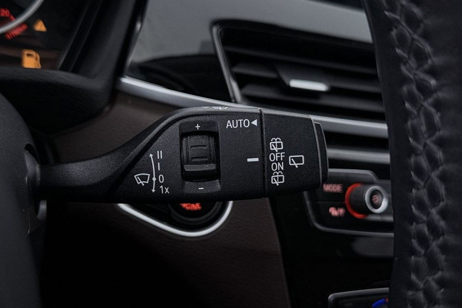 BMW X1 SDrive20i High Executive (PANORAMADAK, HARMAN/KARDON, GROOT-NAVIGATIE, STOELVERWARMING, DEALER ONDERHOUDEN)