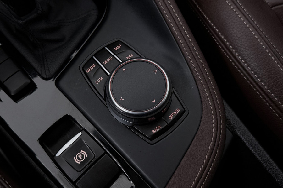 BMW X1 SDrive20i High Executive (PANORAMADAK, HARMAN/KARDON, GROOT-NAVIGATIE, STOELVERWARMING, DEALER ONDERHOUDEN)